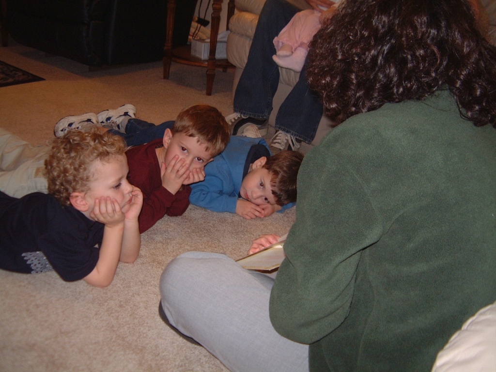 Hildebrand Christmas ScreenSaver/1024x768_2003-12-24-10-reading-waiting-on-Santa.jpg